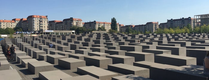 Monumento a los judíos de Europa asesinados is one of Lugares favoritos de Dennis.