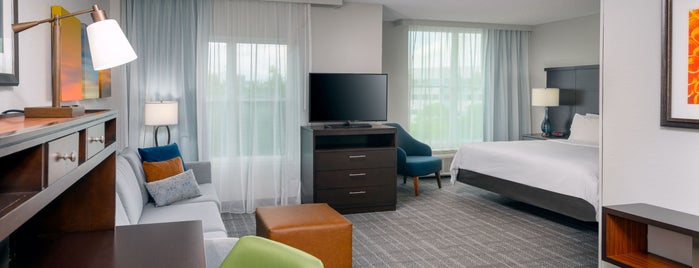 Staybridge Suites Miami Doral Area, an IHG Hotel is one of สถานที่ที่ Danilo ถูกใจ.