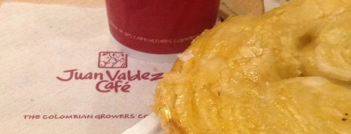 Juan Valdez Café is one of Lugares favoritos de Kiberly.