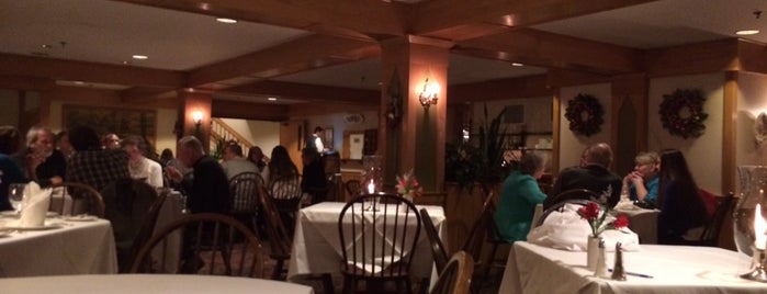 Trapp Family Lodge Dinner Main Dining Room is one of สถานที่ที่ Lizzie ถูกใจ.