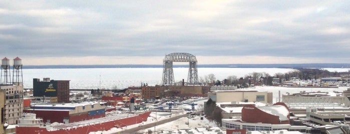 Holiday Inn Hotel & Suites Duluth-Downtown is one of Lieux qui ont plu à Lizzie.