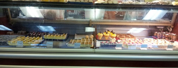 Hot Breads is one of สถานที่ที่ Shakthi ถูกใจ.