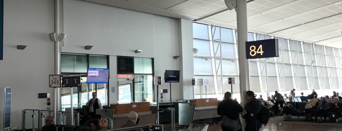 Aeroporto Internazionale di Montréal-Pierre Elliott Trudeau (YUL) is one of Posti che sono piaciuti a Sam.