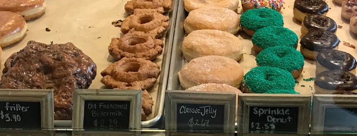 Firecakes Donuts is one of Sam : понравившиеся места.
