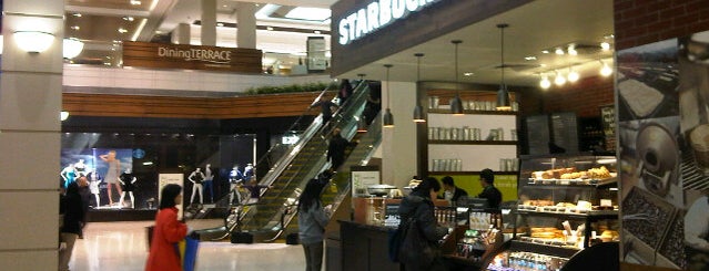 Starbucks is one of Locais curtidos por Moe.