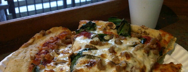 Avalanche Pizza is one of Lugares favoritos de Dan.