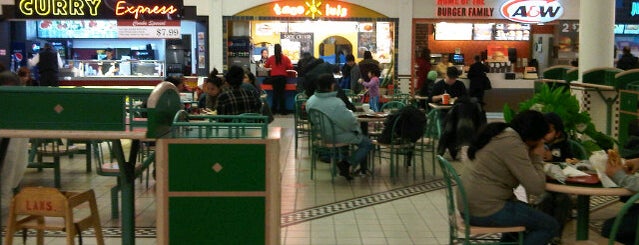 Lansdowne Food Court is one of Lugares favoritos de Kristine.