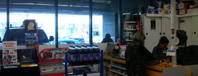 Shoppers Drug Mart is one of Tempat yang Disukai Moe.