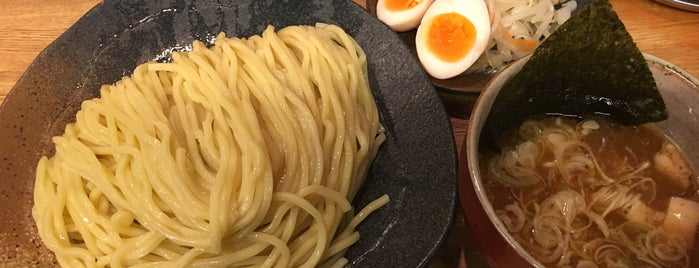 やすべぇ 新宿 is one of 新宿近辺のラーメンつけ麺.