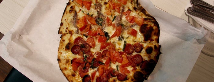 Frank Pepe's Pizzeria is one of Posti che sono piaciuti a Tiffany.