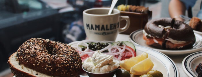 Mamaleh's is one of Lugares favoritos de Tiffany.