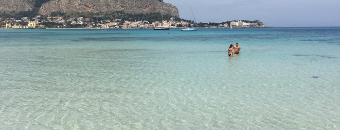 Spiaggia di Mondello is one of Posti che sono piaciuti a Cristi.