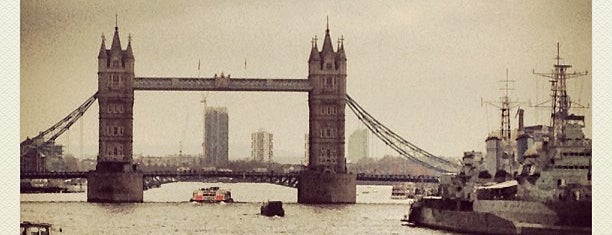 Тауэрский мост is one of Steampunk London.