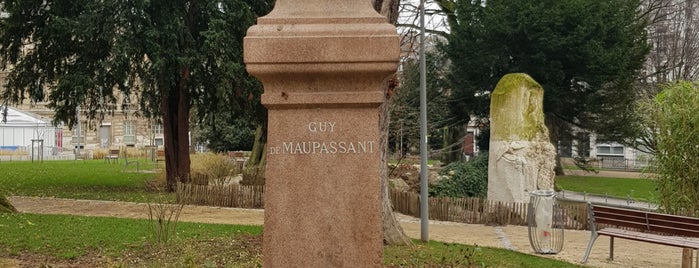 Guy De Maupassant Statue is one of Francie.