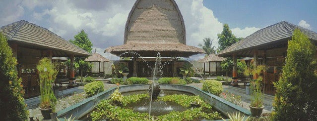 Ujung Landasan Restaurant & Convention Hall is one of Orte, die Baba gefallen.