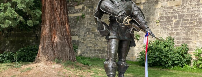Standbeeld d'Artagnan is one of Tempat yang Disukai Richard.