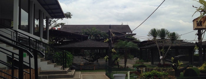 Kampung Gajah Wonderland is one of LEMBANG city.