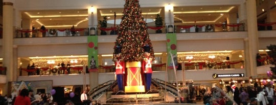 Tower City Center is one of Lugares favoritos de Aaron.