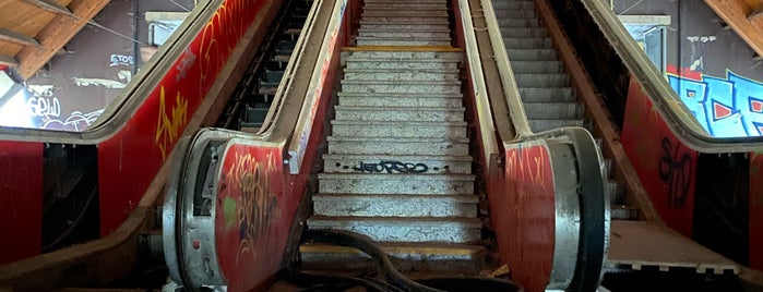 Station fantôme du métro Pensée is one of Métro Léger de Charleroi.