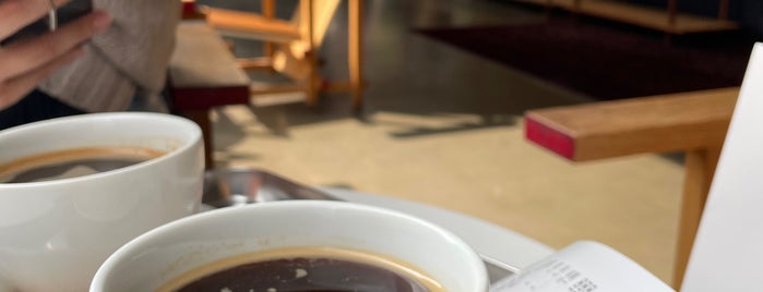 IKOVOX COFFEE is one of ♠ 가로수길 지역전문가 ♠.