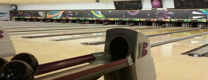 Strike & Spare Family Bowl is one of Lugares favoritos de Lauren.