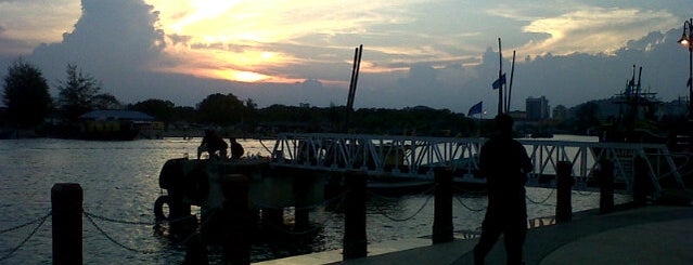 Esplanade Tanjung Api is one of Tempat yang Disukai ꌅꁲꉣꂑꌚꁴꁲ꒒.
