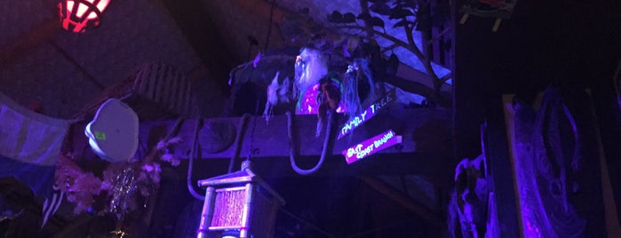 Trader Sam's Grog Grotto is one of Brianさんのお気に入りスポット.