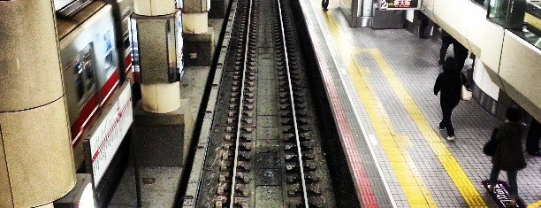 Midosuji Line Tennoji Station (M23) is one of Locais curtidos por Yarn.
