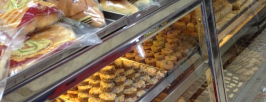 Al Corniche Automatic Bakeries And Markets اسواق ومخابز الكورنيش is one of Abu Dhabi Food.