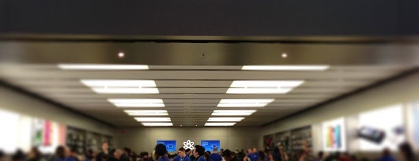 Apple Eaton Centre is one of Crystalさんの保存済みスポット.