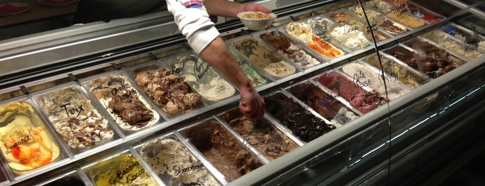 Dew Ice Cream & More is one of สถานที่ที่ Stavria ถูกใจ.