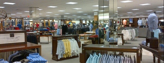 Dillard's is one of Tempat yang Disukai Bev.