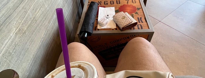 The Coffee Bean & Tea Leaf is one of chillin' 101.