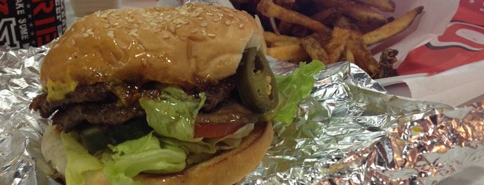 MOOYAH Burgers, Fries & Shakes is one of Tempat yang Disukai Lucy.