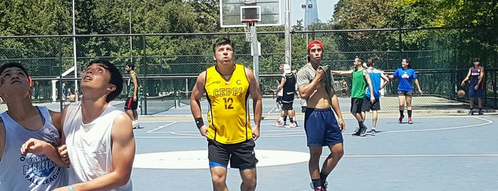 Basketball Parque Araucano is one of Locais curtidos por Federico.
