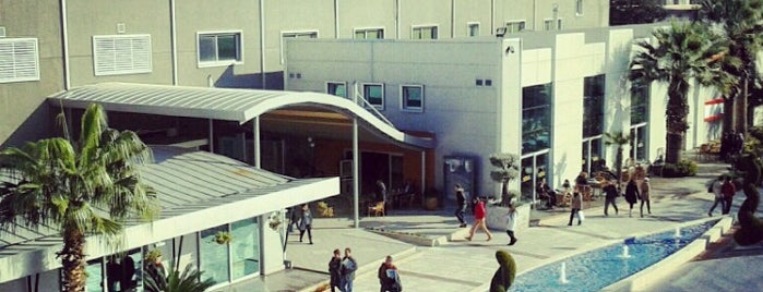 Yaşar Üniversitesi is one of Gespeicherte Orte von Dilara.