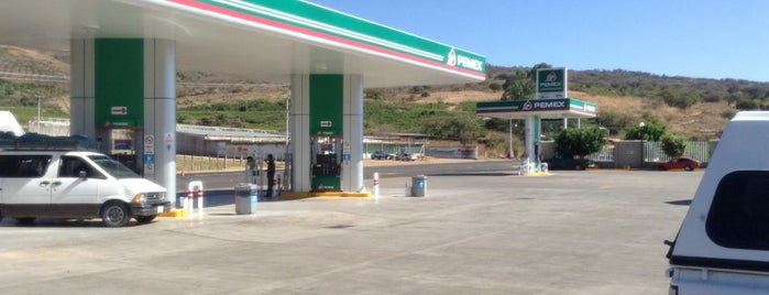 Servicio Gasolinero las Paredes SA de CV is one of สถานที่ที่ Luis ถูกใจ.