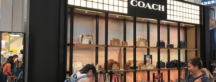 Coach is one of สถานที่ที่ Mei ถูกใจ.