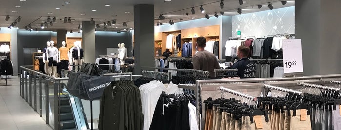 H&M is one of Danielさんのお気に入りスポット.