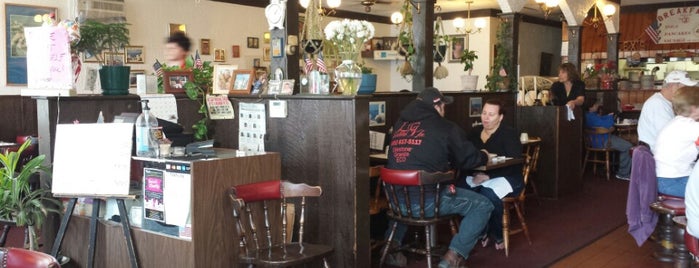 Alex's Family Restaurant is one of Lunch Joints.