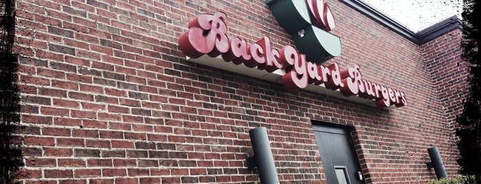 Back Yard Burgers is one of Lugares favoritos de Steven.