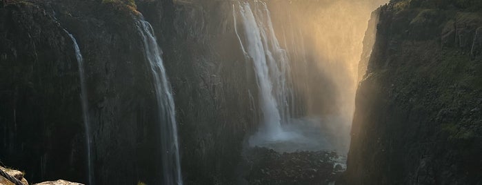 Victoria Falls is one of Tempat yang Disukai Jean-François.
