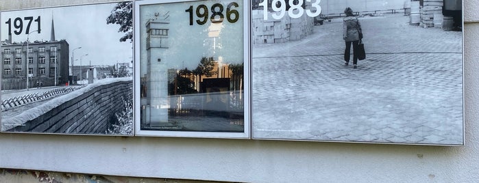 Border Stations and Ghost Stations in Divided Berlin is one of Museen.