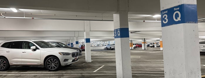 Bellevue Square Parking Garage is one of Lugares favoritos de Enrique.