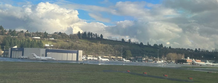 Boeing Field/King County International Airport (BFI) is one of IrmaZandl : понравившиеся места.