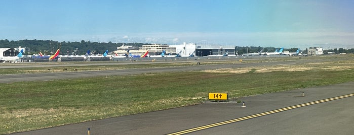 Boeing Field/King County International Airport (BFI) is one of cnelson : понравившиеся места.