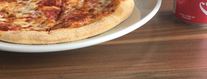 Pizza Pizza is one of สถานที่ที่ Özden ถูกใจ.