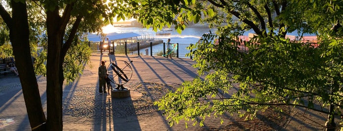 Brooklyn Heights Promenade is one of Lugares favoritos de Kirill.