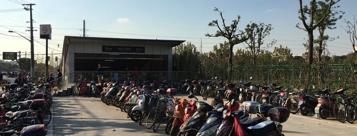 Qilianshan Road Metro Station is one of Tom's.