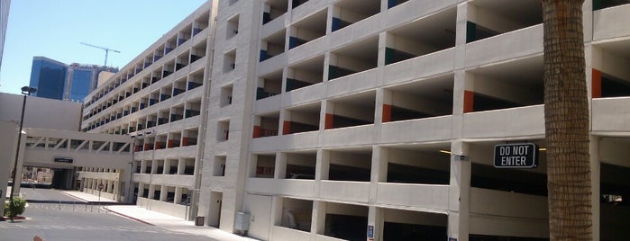 Stratosphere Parking Garage is one of Tempat yang Disukai Özdemir.